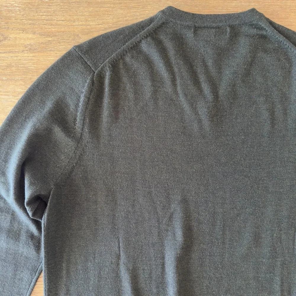 Banana Republic Mens L Extra Fine Italian Merino Wool V-Neck Sweater Gray Green